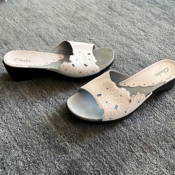 Clarks White Flower Sandals - Picture 2 of 7